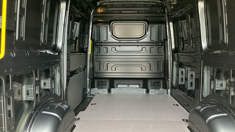 Volkswagen Crafter Cr35 Mwb Diesel Fwd 2.0 TDI 140PS Commerce Plus Low Roof Van